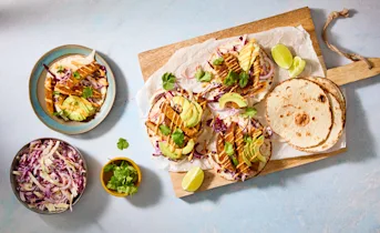Taco’s met koolsla, gehaktschnitzel en pittige mayo