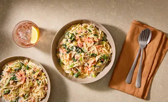 Spaghetti gerookte zalm, spinazie en prei