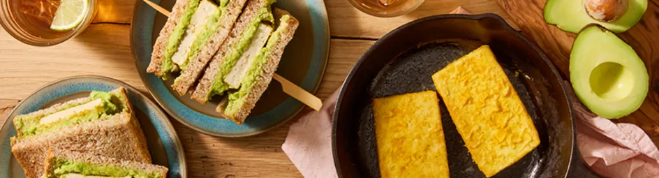 Gebakken tofu sandwich met avocado