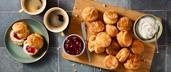 Lactosevrije scones met kokosroom en jam