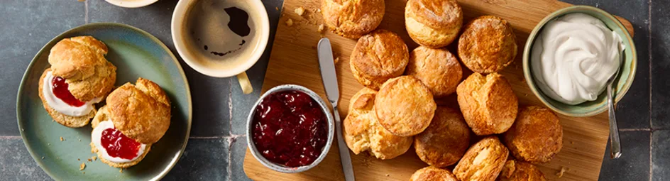 Lactosevrije scones met kokosroom en jam