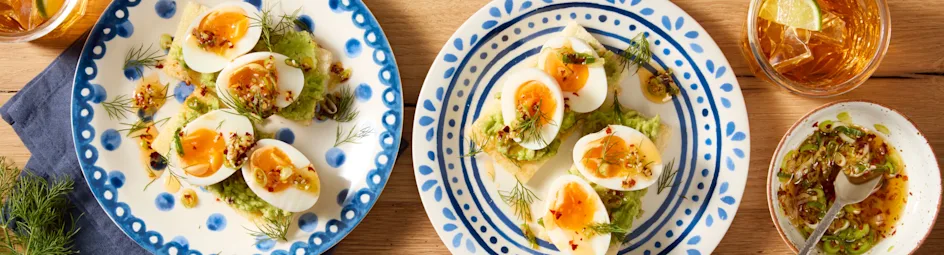 Glutenvrije crackers met avocado, ei en crispy chili olie