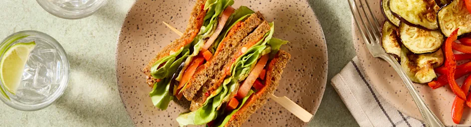 Sandwich gegrilde groenten met paprikaspread