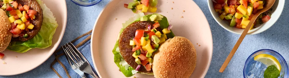 Plantaardige burger met mango avocadosalsa