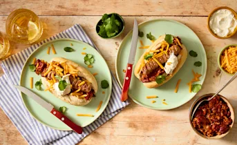 Chipolata chili hotdogs van de bbq