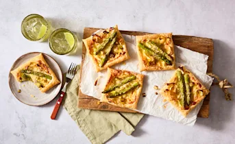 Mini plaattaart met asperge en smeerkaas