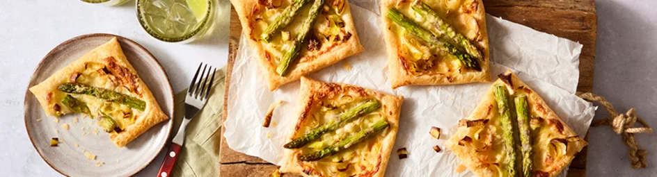 Mini plaattaart met asperge en smeerkaas