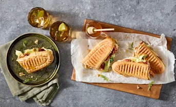 Panini met brie, spek en walnoten