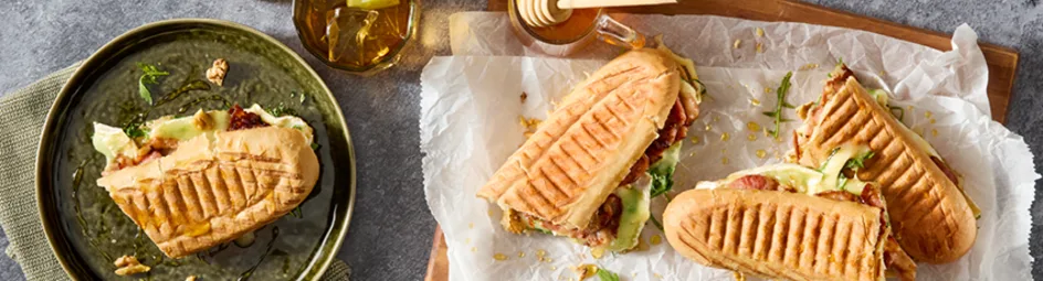 Panini met brie, spek en walnoten