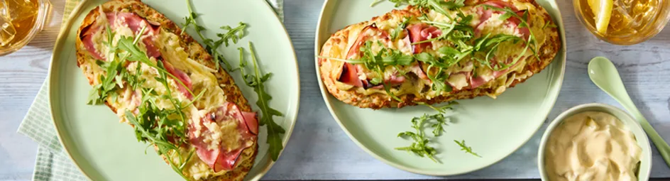Focaccia sandwich met ham en kaas