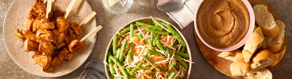 Kipspiezen uit de airfryer met een pinda currysaus