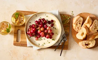 Fetaspread met geroosterde druiven voor de borrel