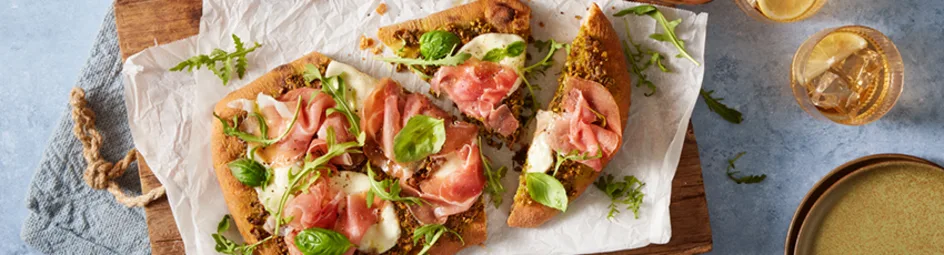 Pinsa met parmaham, mozzarella en pistache pesto