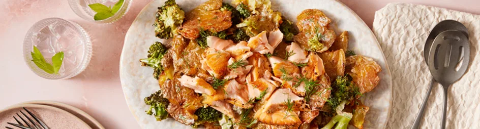 Smashed aardappelsalade met zalm en broccoli