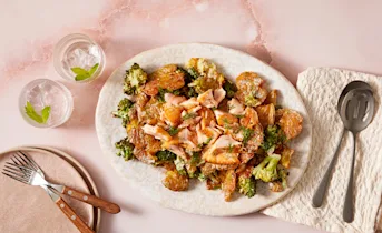 Smashed aardappelsalade met zalm en broccoli