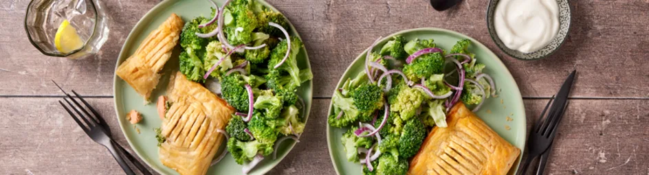 Zalm in bladerdeeg met een broccoli salade