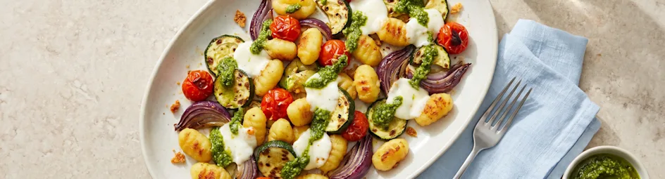 Gnocchi traybake met zomergroenten en romige mozzarella
