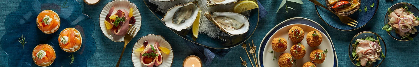 Kerstamuse recepten op een gedekte tafel.