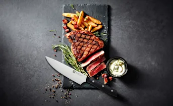 Entrecote van de BBQ met geroosterde aardappels