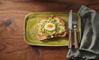 Avocadotoast met geraspt ei