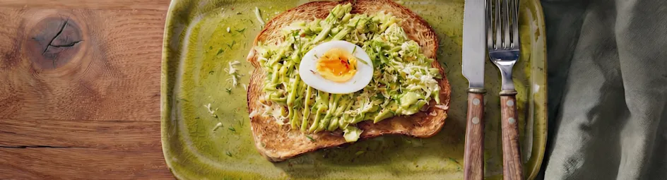 Avocadotoast met geraspt ei