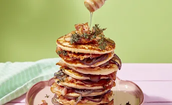 Pancakes met spek, rode ui, honing en tijm