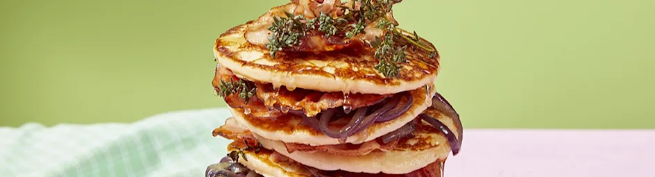 Pancakes met spek, rode ui, honing en tijm