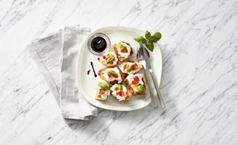 Korenlanders vloerbrood met hüttenkäse, tomaat en basilicum