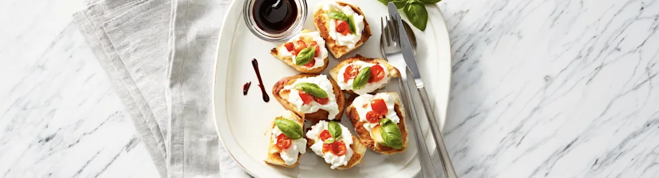 Korenlanders vloerbrood met hüttenkäse, tomaat en basilicum