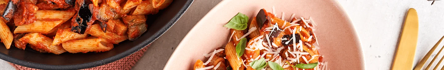 Italiaanse recepten, pasta met aubergine, kaas en basilicum.