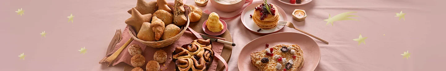 Kerstontbijt recepten op een gedekte tafel.