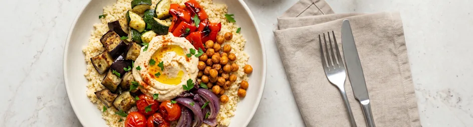 Couscousbowl met geblakerde groenten en hummus