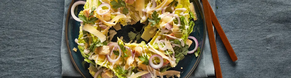 Salade met oude kaas en croutons