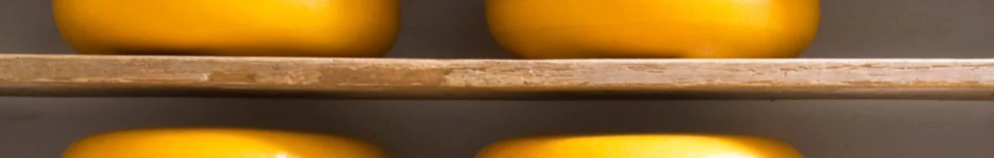 Vier ronde graskazen op een houten plank.