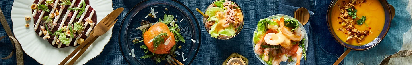 Kerst voorgerechten op een gedekte tafel.