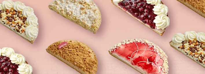 Verschillende stukken Korenlanders-taart op een roze ondergrond.