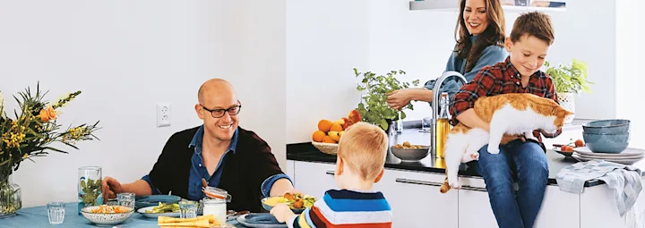 Gezin in de keuken met PLUS producten.