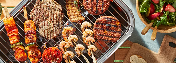 Spiesjes, burgers en groenten voor op de BBQ.