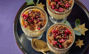 Witte chocolade panna cotta met karamelsaus