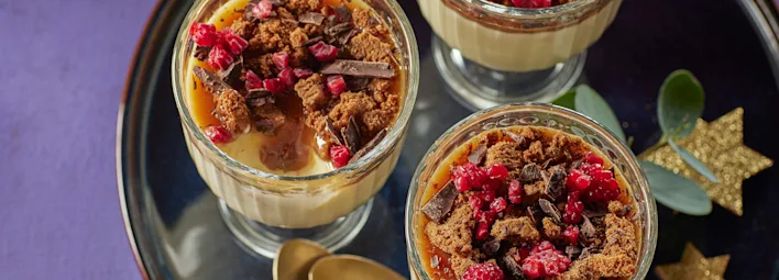 Witte chocolade panna cotta met karamelsaus