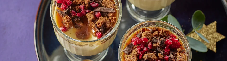 Witte chocolade panna cotta met karamelsaus
