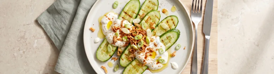 Gegrilde komkommer met 'gerookte' yoghurt en krokante uitjes