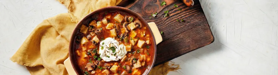Vegan goulash met tofu en champignons