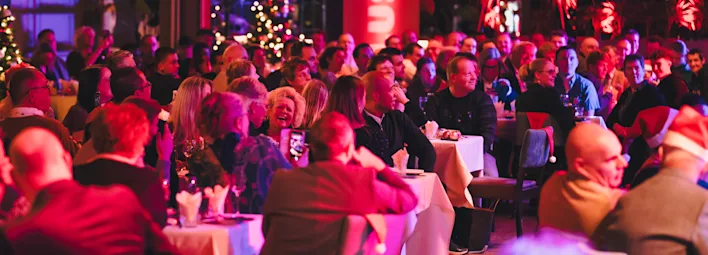 Gasten aan tafel bij het Thuisgekookt kerstdiner 2024.