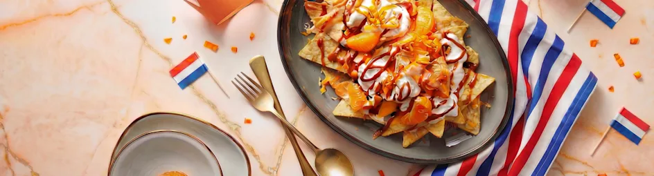 Zoete oranje nacho's met karamel en sinaasappel
