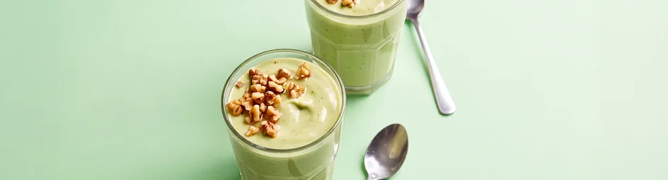 Smoothie met avocado, banaan en walnoot