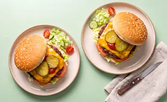 Broodje hamburger met cheddar