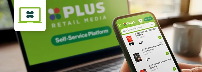 Smartphone toont PLUS-app met aanbiedingen; op laptop erachter staat het PLUS Retail Media Self-Service Platform.