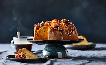 Appelmoescake met een topping van appel en noten