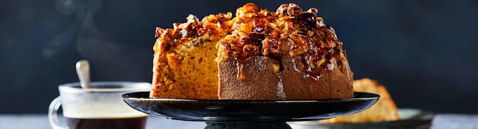 Appelmoescake met een topping van appel en noten